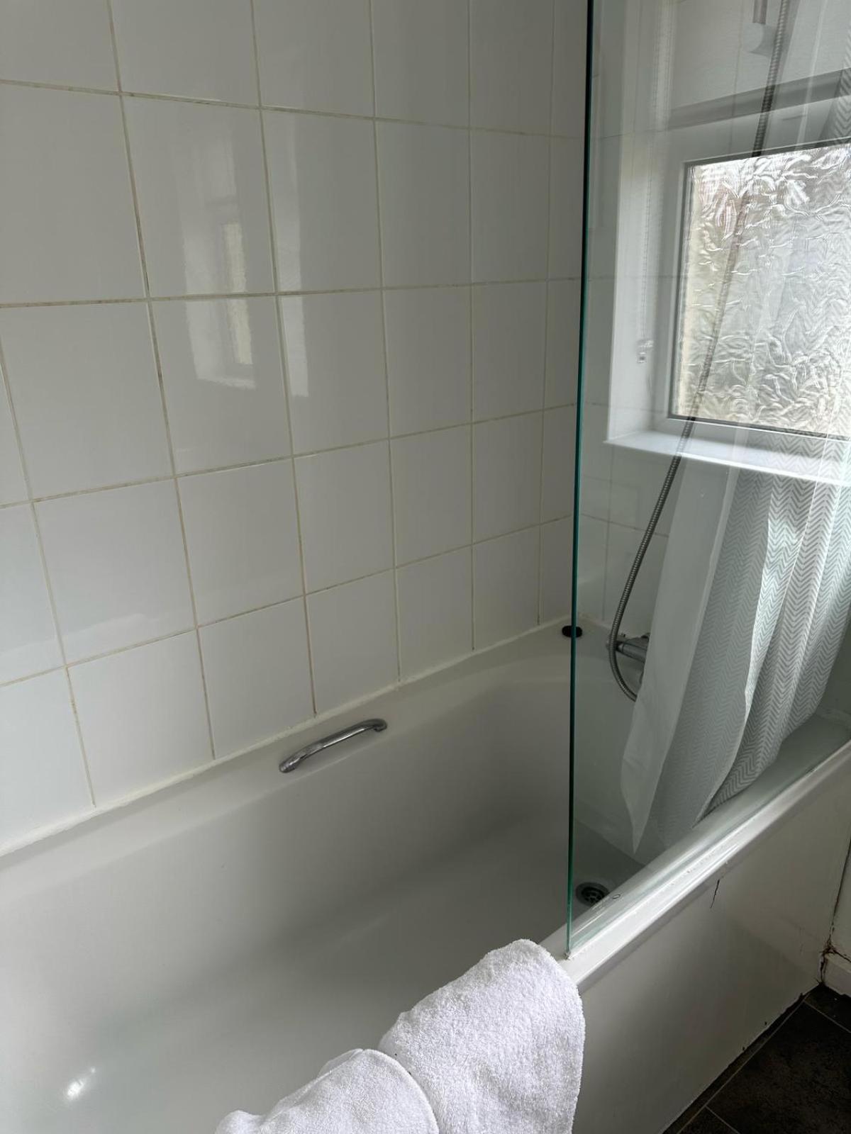 House Number 8 Sleeps Up To 6 People With Smart Tvs In Every Room Wellington  Zewnętrze zdjęcie