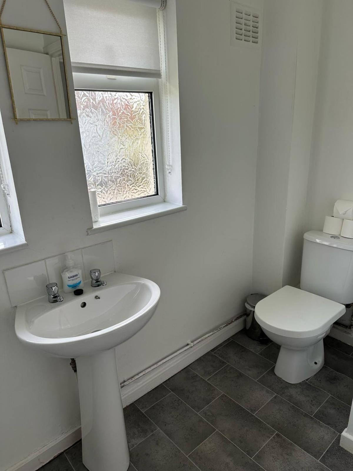 House Number 8 Sleeps Up To 6 People With Smart Tvs In Every Room Wellington  Zewnętrze zdjęcie